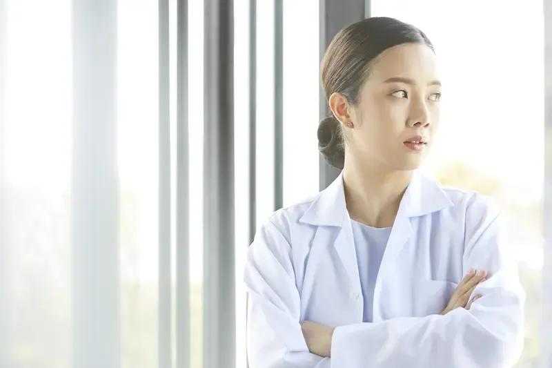 中年女教师，在学校我自己把自己边缘化了。职称目前是中级，但我已经知足了，不准备