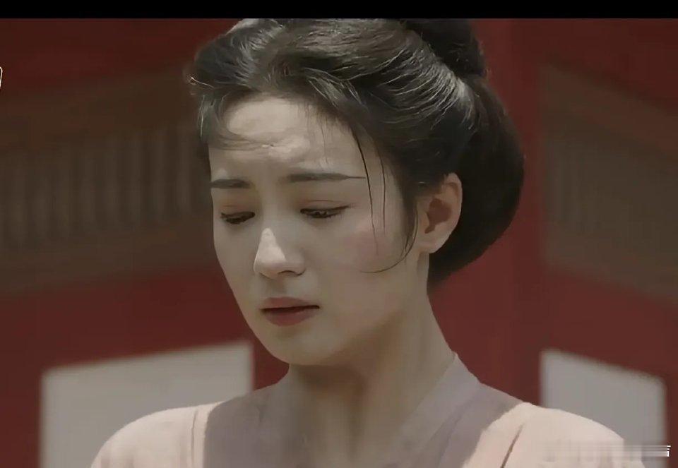 在《锦绣芳华》里，平民打扮、素颜的李幼贞，那份可爱令人心动，可命运的捉弄又让人心