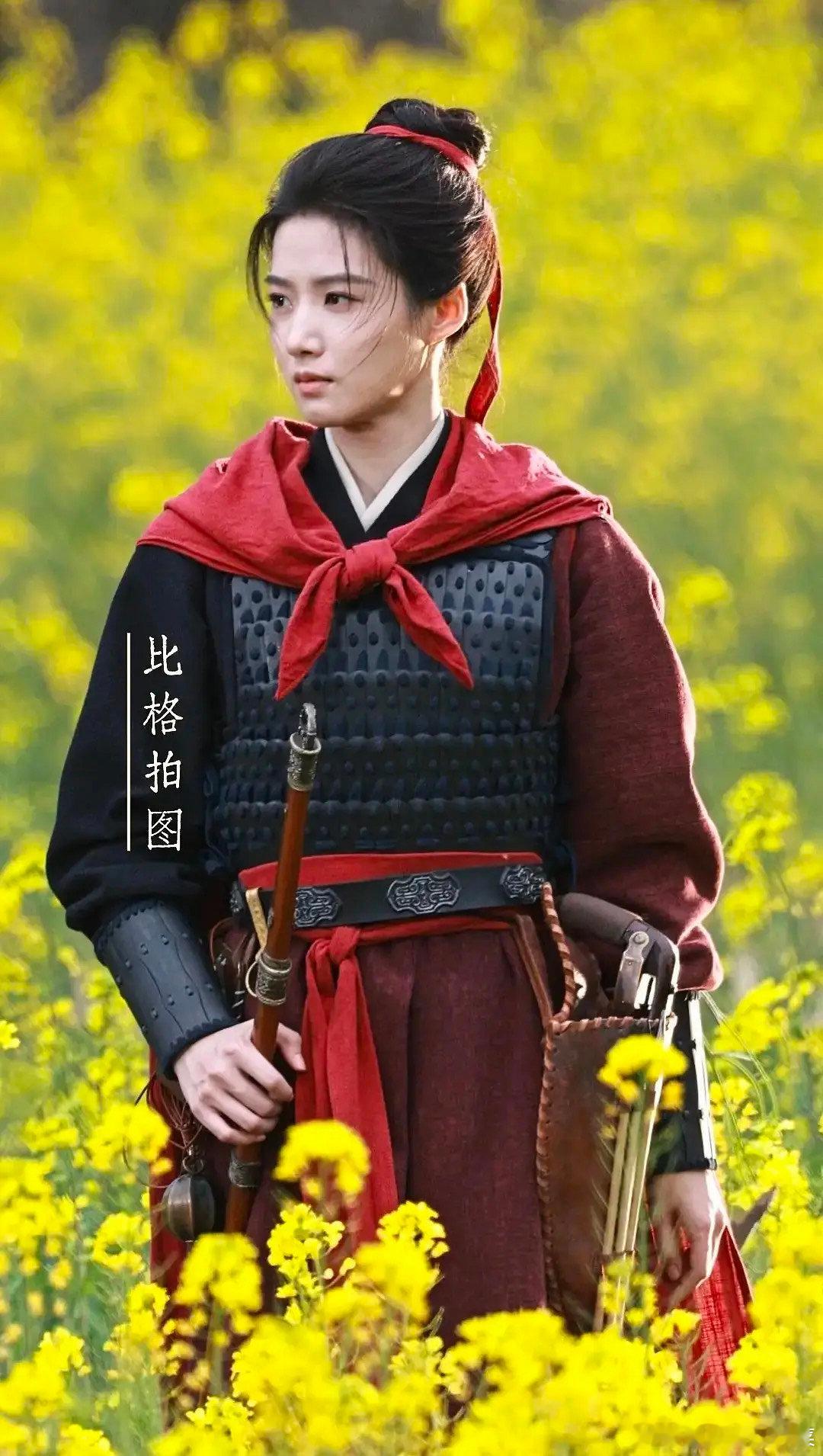 卢昱晓何不同舟渡南衣最新“女扮男装”路透，是不是颧骨有点高？