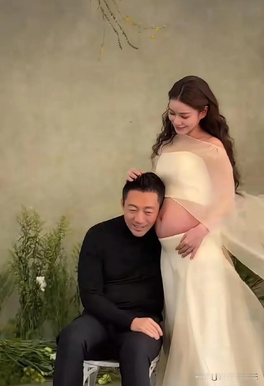 这是汪小菲马筱梅的孕妇写真，马筱梅怀孕有八个月了，网友评价汪小菲笑得很勉强。