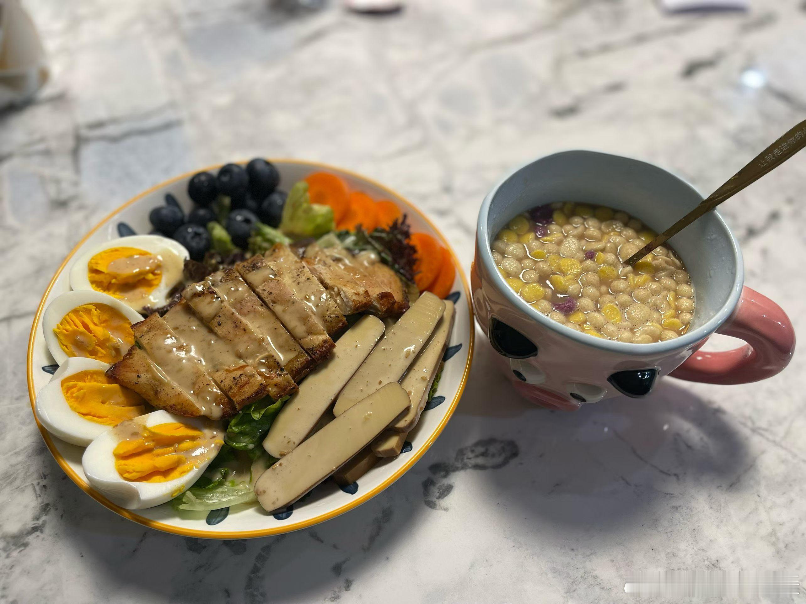 操作完成，鸡胸肉沙拉➕无花果燕麦，开吃