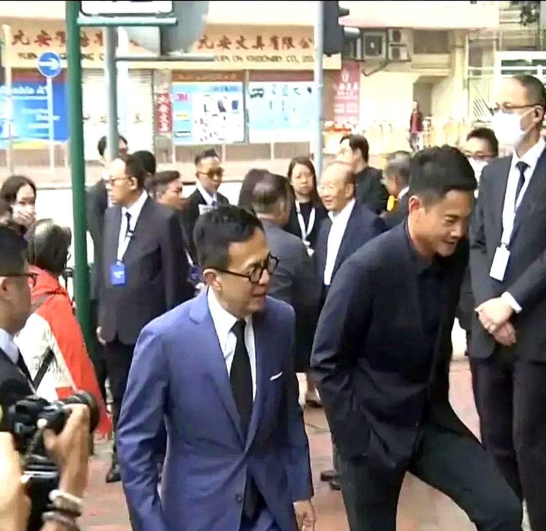 某种程度上来说，李泽楷其实也是一个需要人陪伴的人，参加李兆基的葬礼，可不是自己去