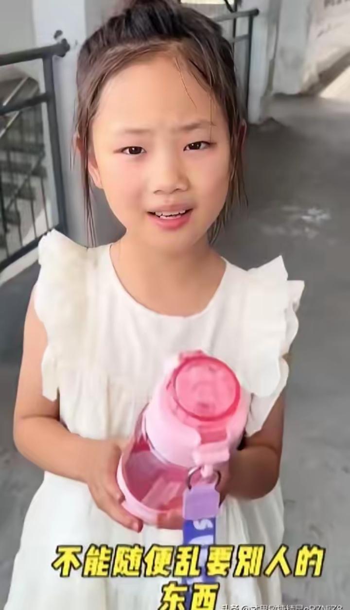 “这就是教育的意义！”河南，一小女孩把老师拉到走廊，说：帮我把这个水杯给我同桌吧