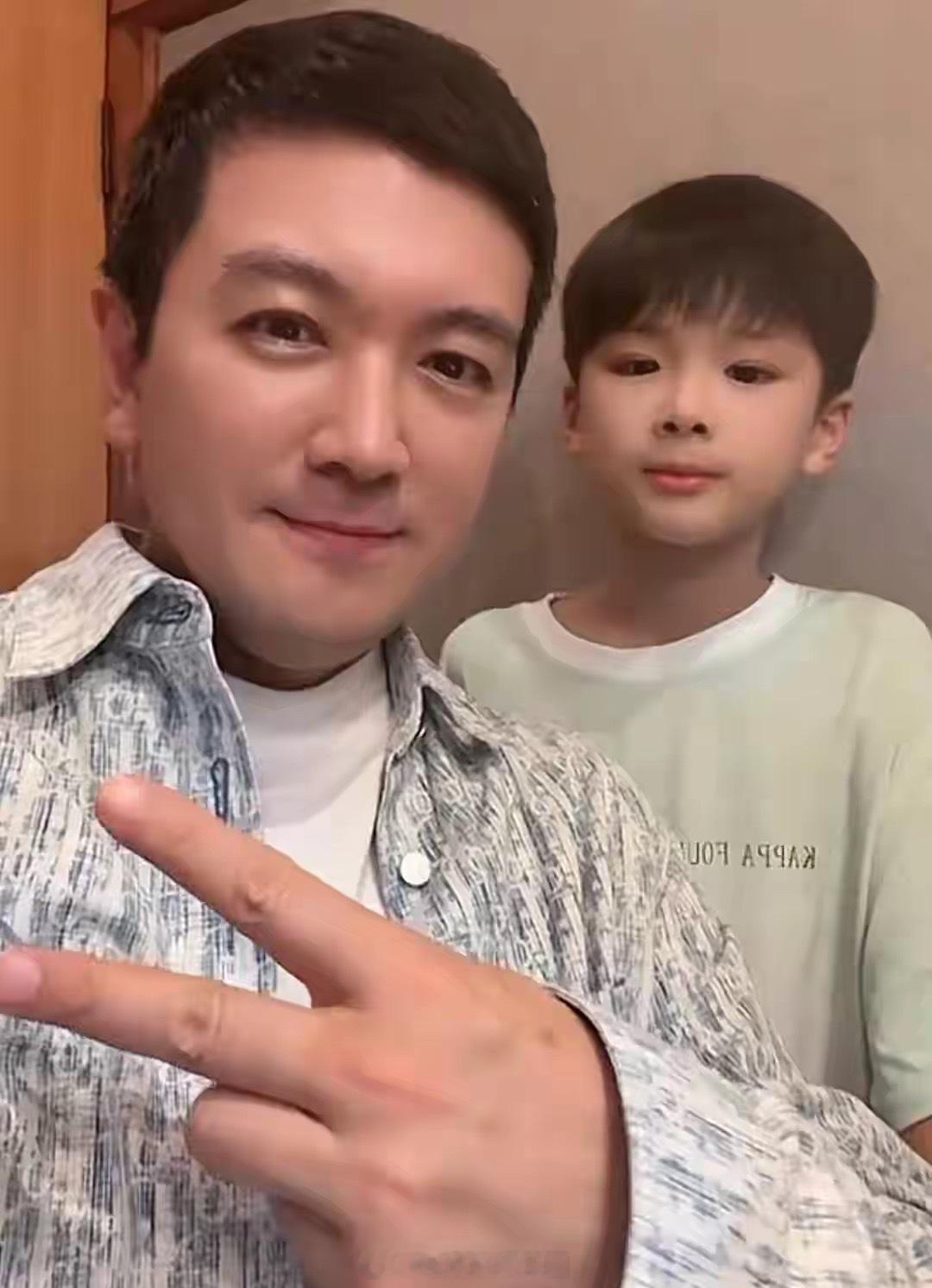 杨子带娃去日本，8岁小儿子超像黄圣依，安迪用万元手机依旧高冷！！！​​​