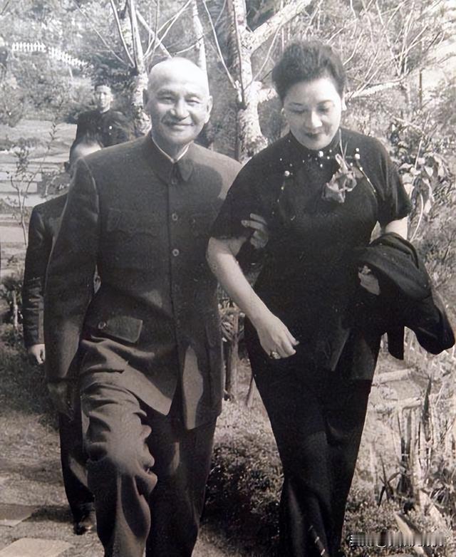 1929年，章太炎到杭州楼外楼吃饭，碰到了蒋介石和宋美龄，双方见了面也不打招呼，