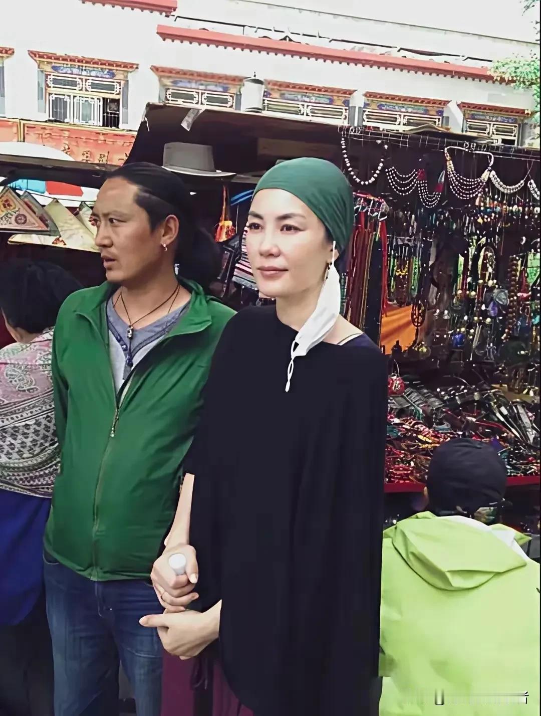 王菲西藏祈福，真的是美若天仙。王菲不管任何场合都能给自己打扮的很与众不同。这绿