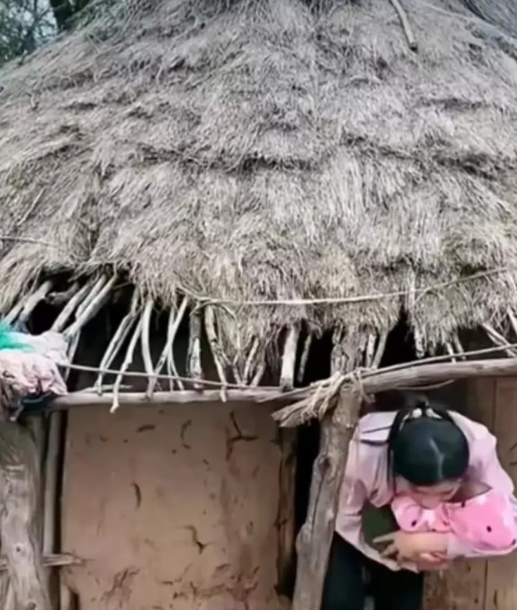 在坦桑尼亚，有一名女子在网上分享了自己在非洲婆家的生活动态，并且晒出了自己跟孩子