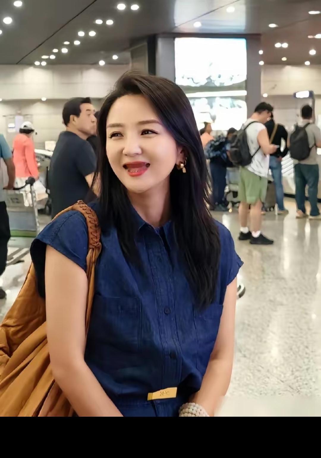 一刷到她就说减肥了，瘦了！结果演唱会视频一出，那老大副乳跟拳头似的！！她脸长