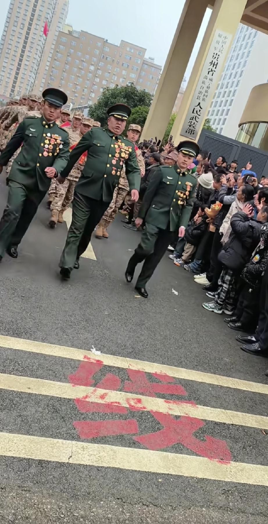 这中间这位是退役的司务长吗？看看这个体型绝大不是一般的兵！看看图中这三位，戴