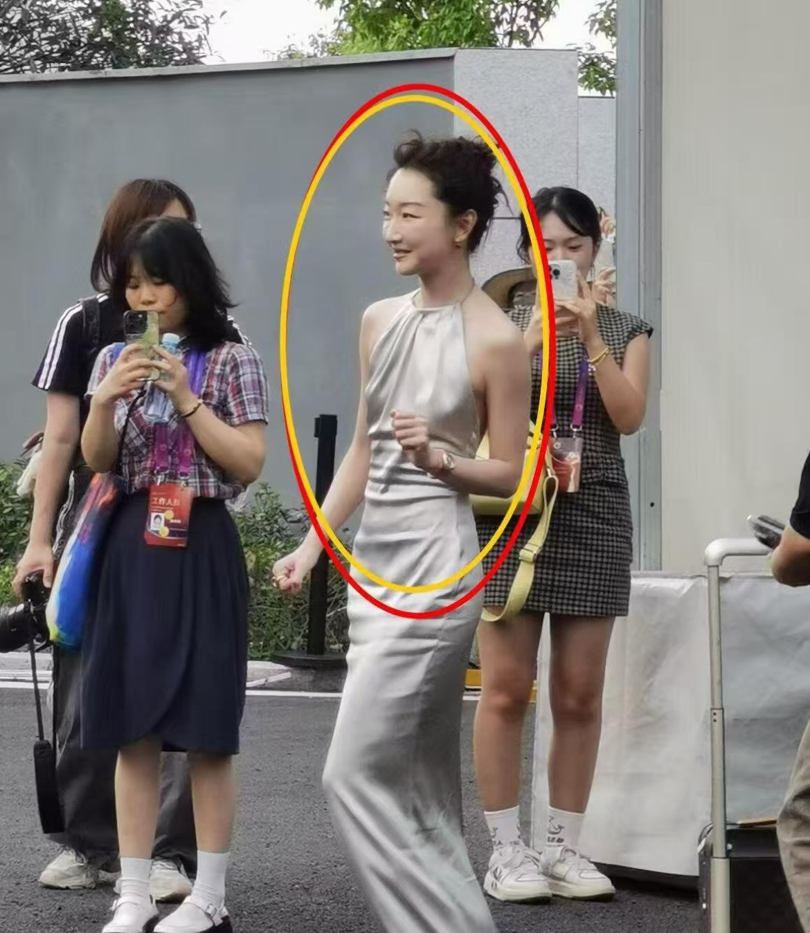 不是？这姐搞什么？！