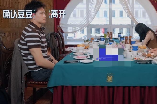 综艺录制席间，张豆豆起身前往洗手间短暂离场，现场只剩几位嘉宾闲聊。 趁着妻子