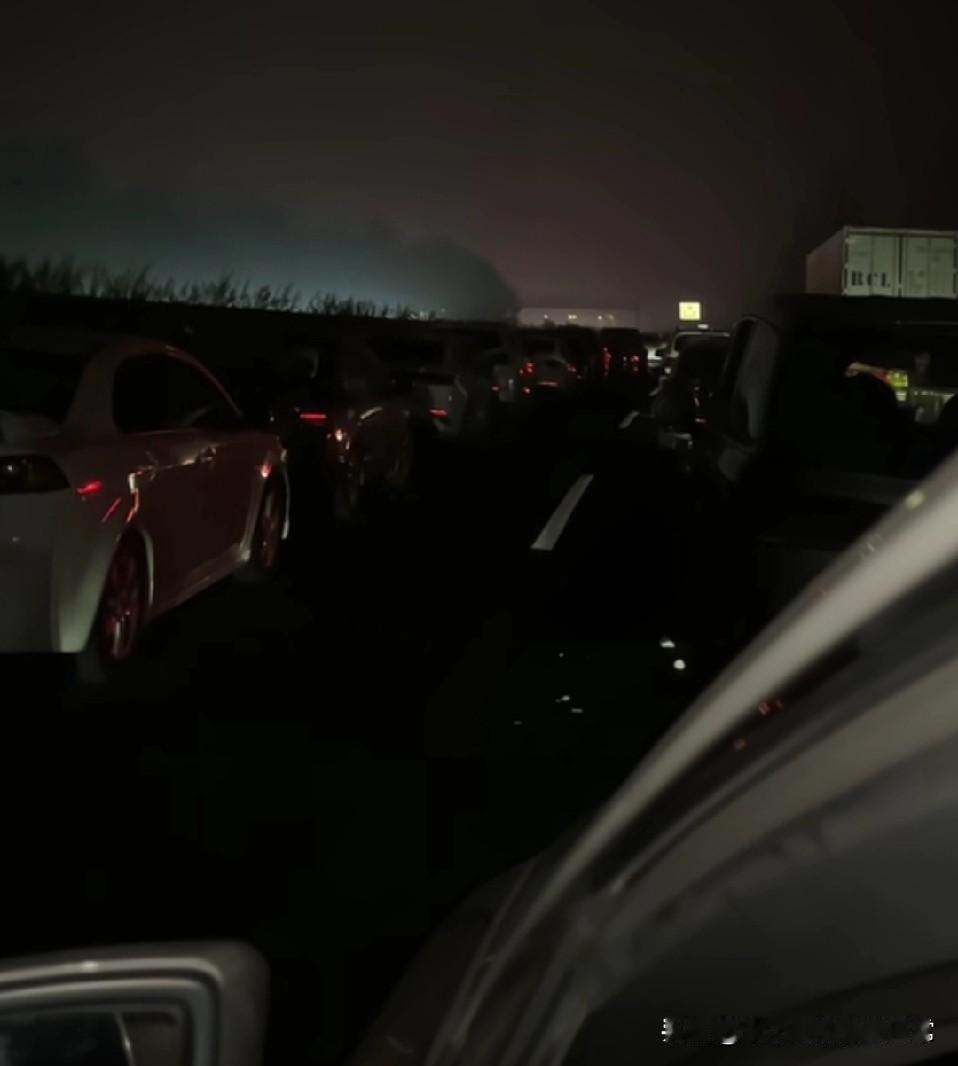 车主集体怕没油没电“熄火睡觉”了！沈海高速夜里堵成“巨型停车场”，车主们怕