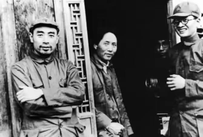 毛主席曾说：我的接班人有三个，第三个是周恩来——但他有个“弱点”……这个弱点，让