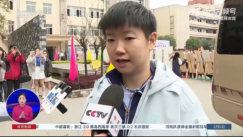 重庆冠军赛赛前，孙颖莎快速讲出2个重点，1句话说明压力很大，周围还有人拍照，