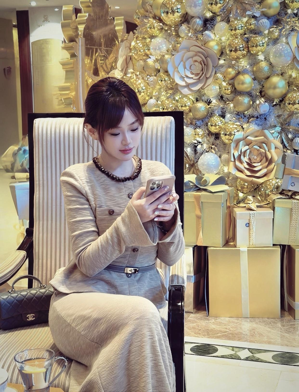 你认为最有气质的美女是谁优雅圣诞夜，金色圣诞树下的温柔时光