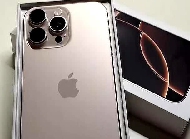 前几天一同事趁着618活动在网上买了一台iPhone16ProMax，今天