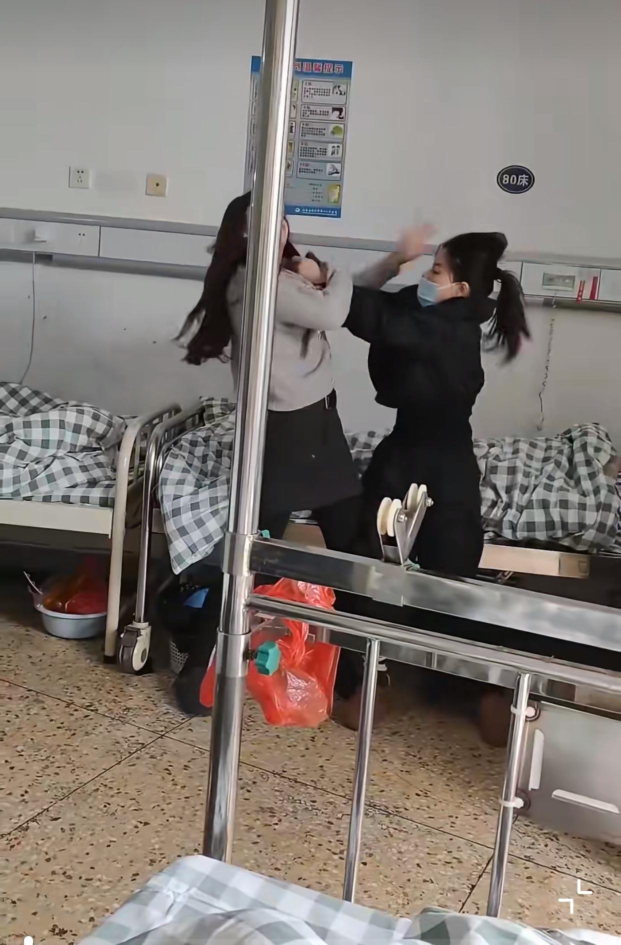 近日，据江西的一网友发视频称，一男子在医院做手术住院，然后两个女子在旁边大打出手