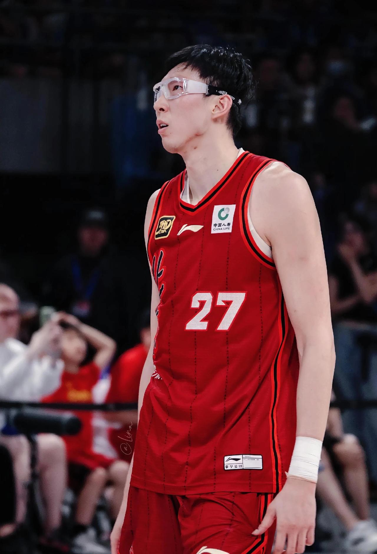 周琦真的是大魔王！在今天北京半场29-36领先北控的比赛中，周琦的表现真是相当的