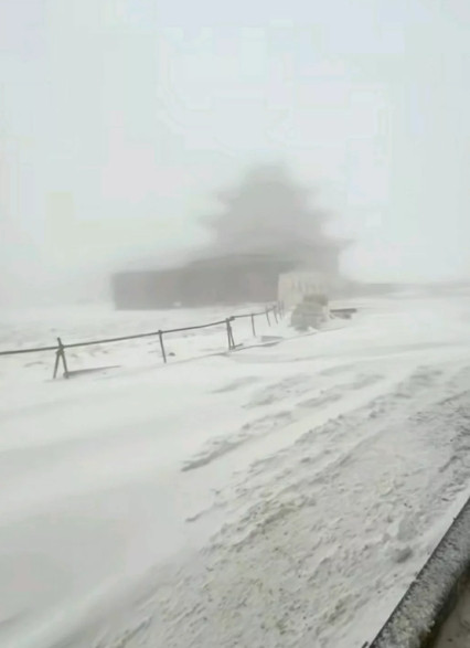 5月8号五台山的雪很是特别。五台山的天气变幻莫测，5月8日这天，气温从11℃降到