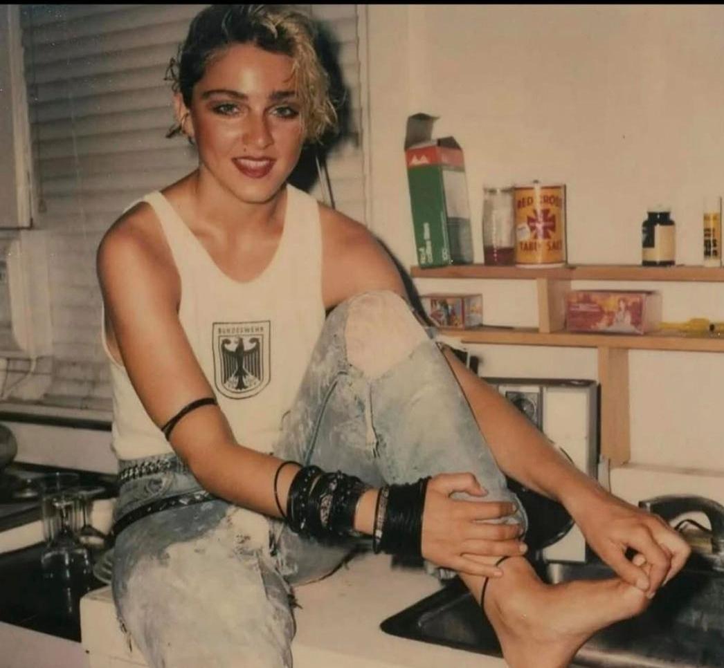 1983年，一个身揣35美元的女人蜷缩在纽约东村臭气熏天的破公寓里，谁也没想到，