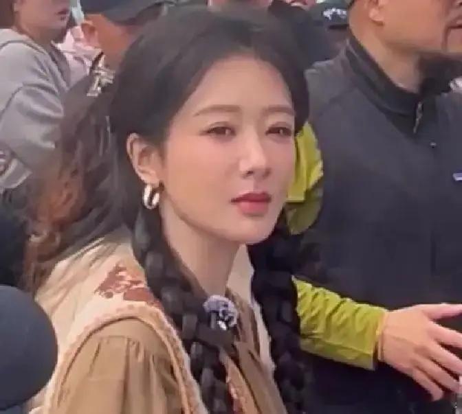 杨紫在家业收官后，连续签了三部主旋律。业内把这叫冲奖三部曲。生命树是第一张牌。这