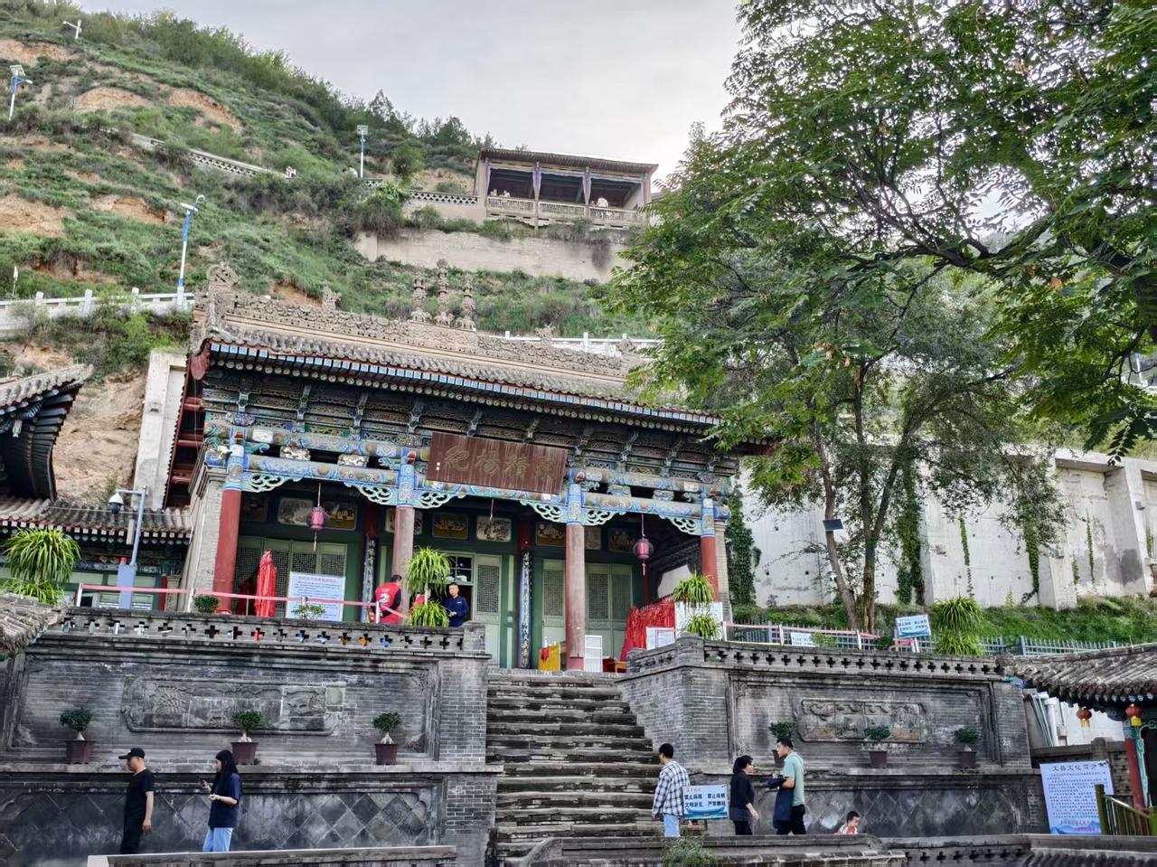 中国西部最大的二个城市西安和兰州都走过多次，西安吃的我不习惯，但是西安有很多好的