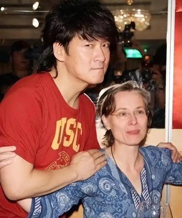 周华健父子同框惊呆网友！65岁老爸像小伙，35岁儿子反成“叔”[惊恐]？这年头