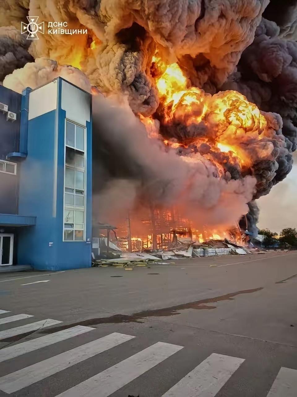 这就是，10倍音速导弹打击威力！这两天，基辅遭遇空袭后的现场画面，在网上传得
