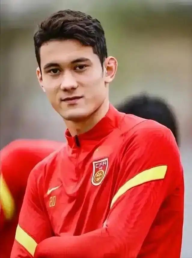 20岁的拜合拉木，拿到国足奖金，没买跑车，没买名表，扭头就给他哥在伊犁付了套房子