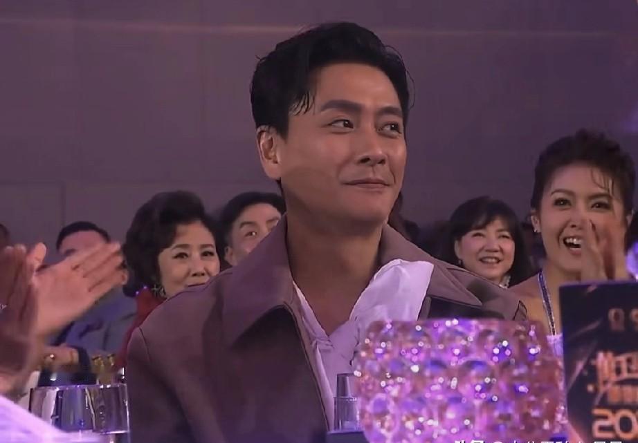 黄宗泽绷不住了。大湾区颁奖礼拿视帝，他全程微笑。可当听见自己同时拿下TVB本