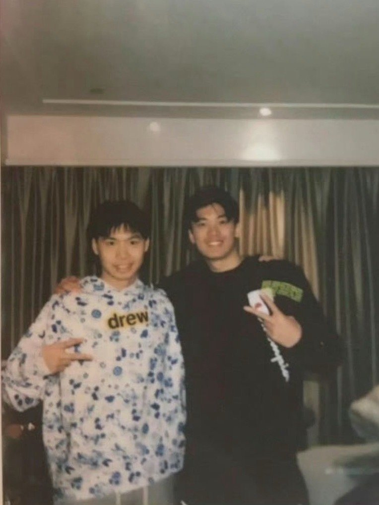 各种以前汪顺合照里的NPC都逐渐清晰这张定眼一看旁边竟然是zlz