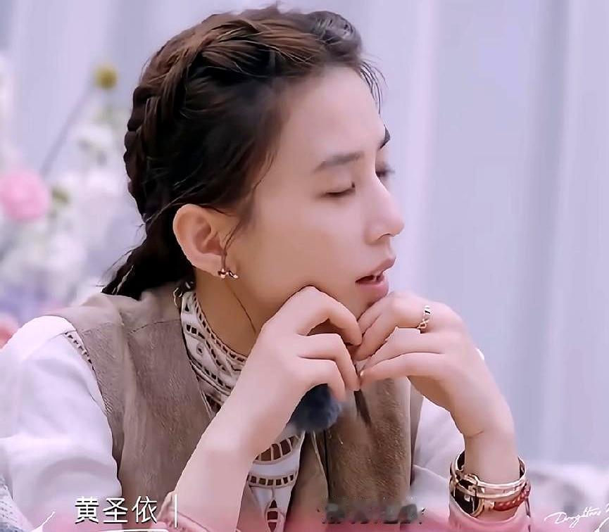 黄圣依这回答真让人愣了好一会儿。上一段婚姻在镜头前哭成那样，谁都看得出她过得多