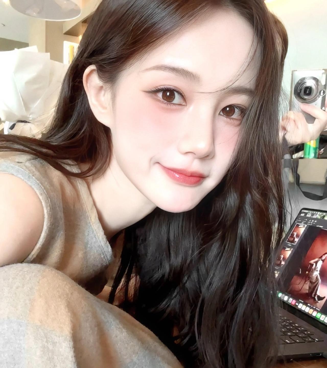 大家发现了没有？虽然李一桐有演技，有美貌，剧本也很多，但是她始终火不出自己的