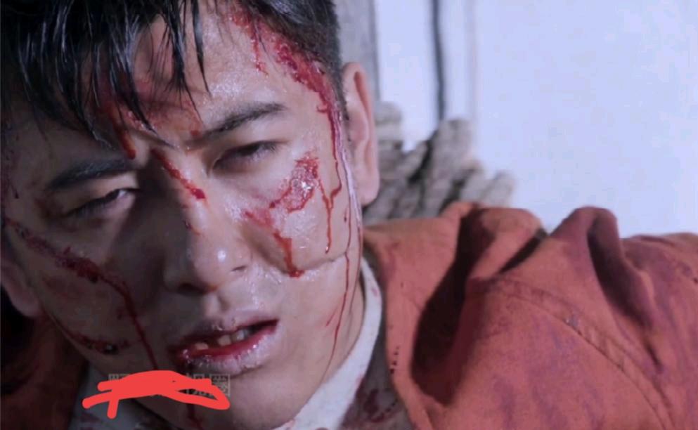 鬼子请女医生到监狱去做手术，女医生一看囚犯，竟是自己的丈夫！丈夫身中六颗子弹，被