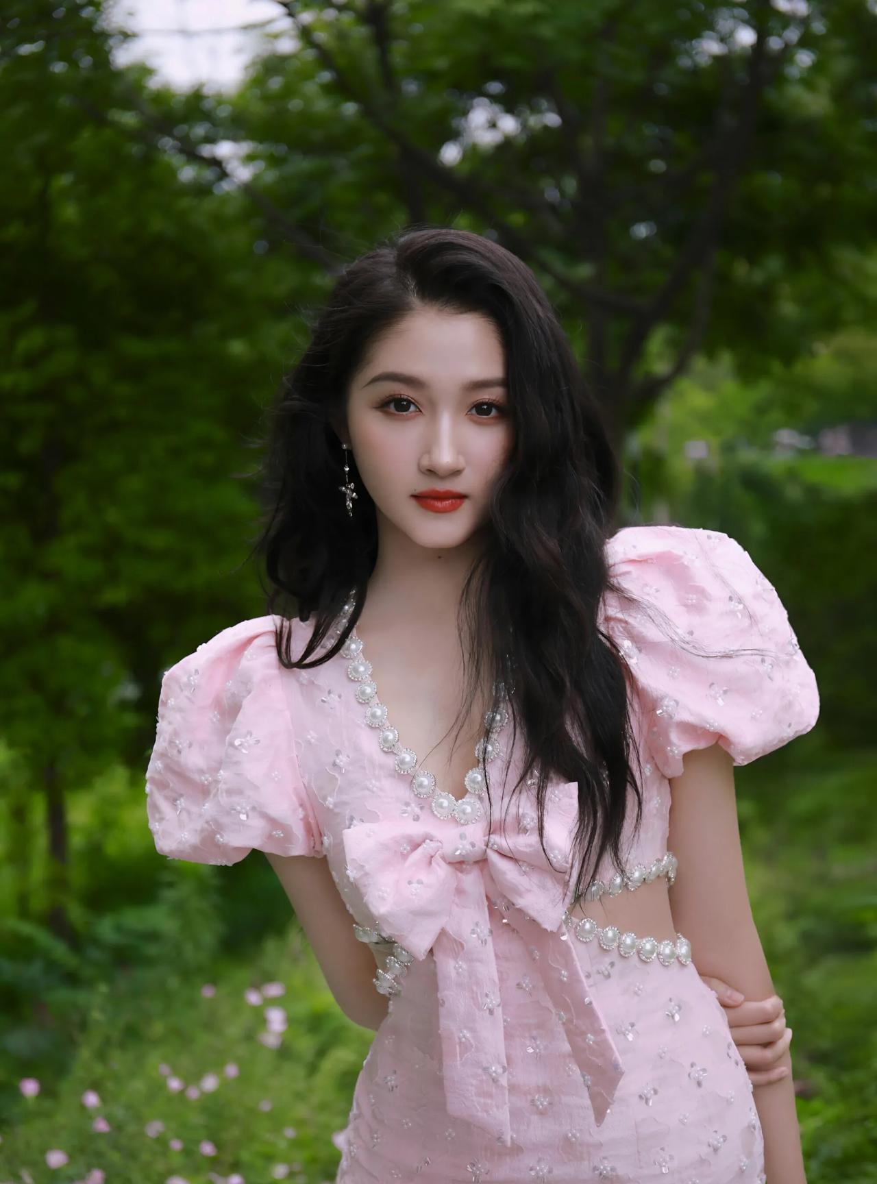 关晓彤粉色钉珠露腰裙惊艳户外！绿意间笑靥如花，宛如田园诗中邻家小妹