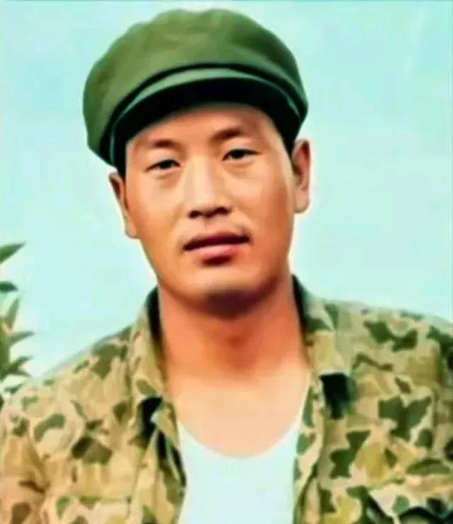 这事儿真不是莽撞，是蹲了三天后算出来的。越军把村子当哨所，房里藏人，院里拴狗