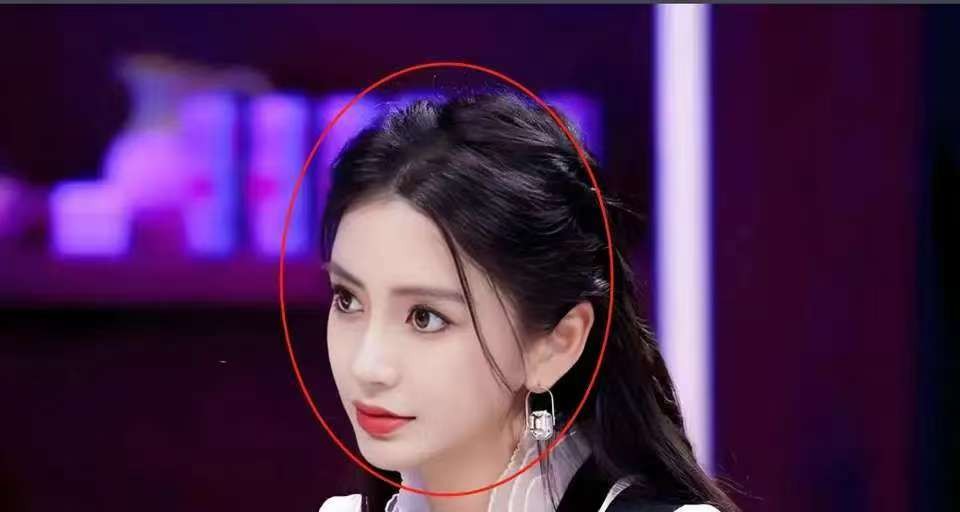 总感觉杨颖不太对劲真有点琢磨不透啊？你说他有钱吧！36岁的她，还出来拼命工作
