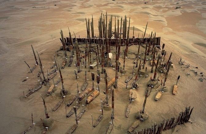 1934年，新疆一位猎人迷失方向，误入罗布泊深处。当他九死一生回到村庄时，逢人便