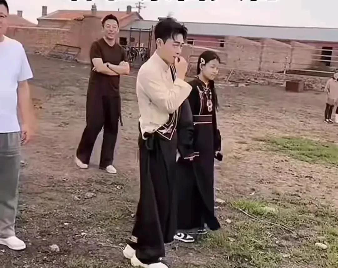 汪小菲不再遮遮掩掩，直接让女儿小玥儿露正脸！汪小菲又带儿女外出游玩了，这一次去