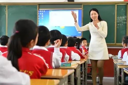 江西一位老师被学生家长一学期投诉四次。看看这位家长投诉的都是什么事情吧！第一