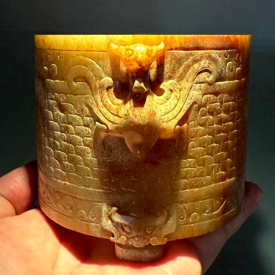 古玉杂谈是成酒器？又不像。是香炉？可能性更不大，汉代的凤鸟作耳手，真没见到过，