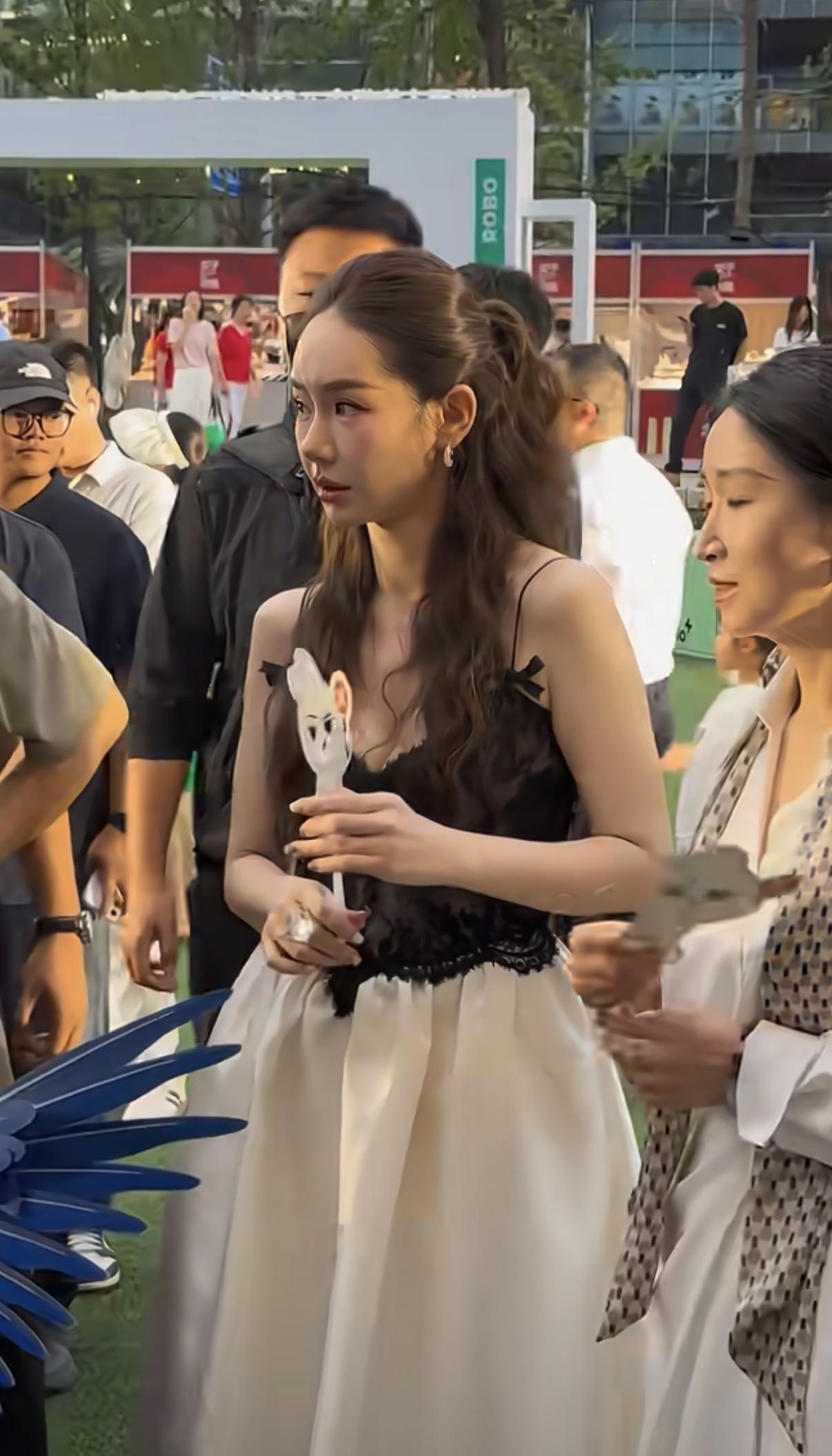 戚薇现实中的样子，颜值还是很哇塞的。身材很好，现在比以前胖了一点，也变好看了。