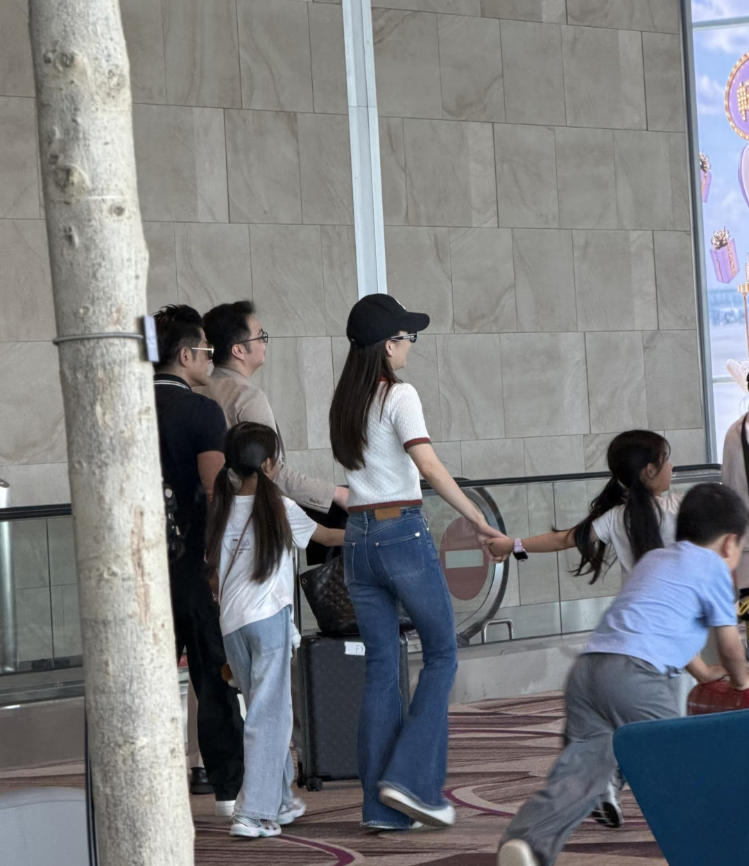 61岁郭富城一家五口现身香港机场，一家人手牵着手，看起来好幸福！方媛的身材太好了，腰很细，背影好美，
