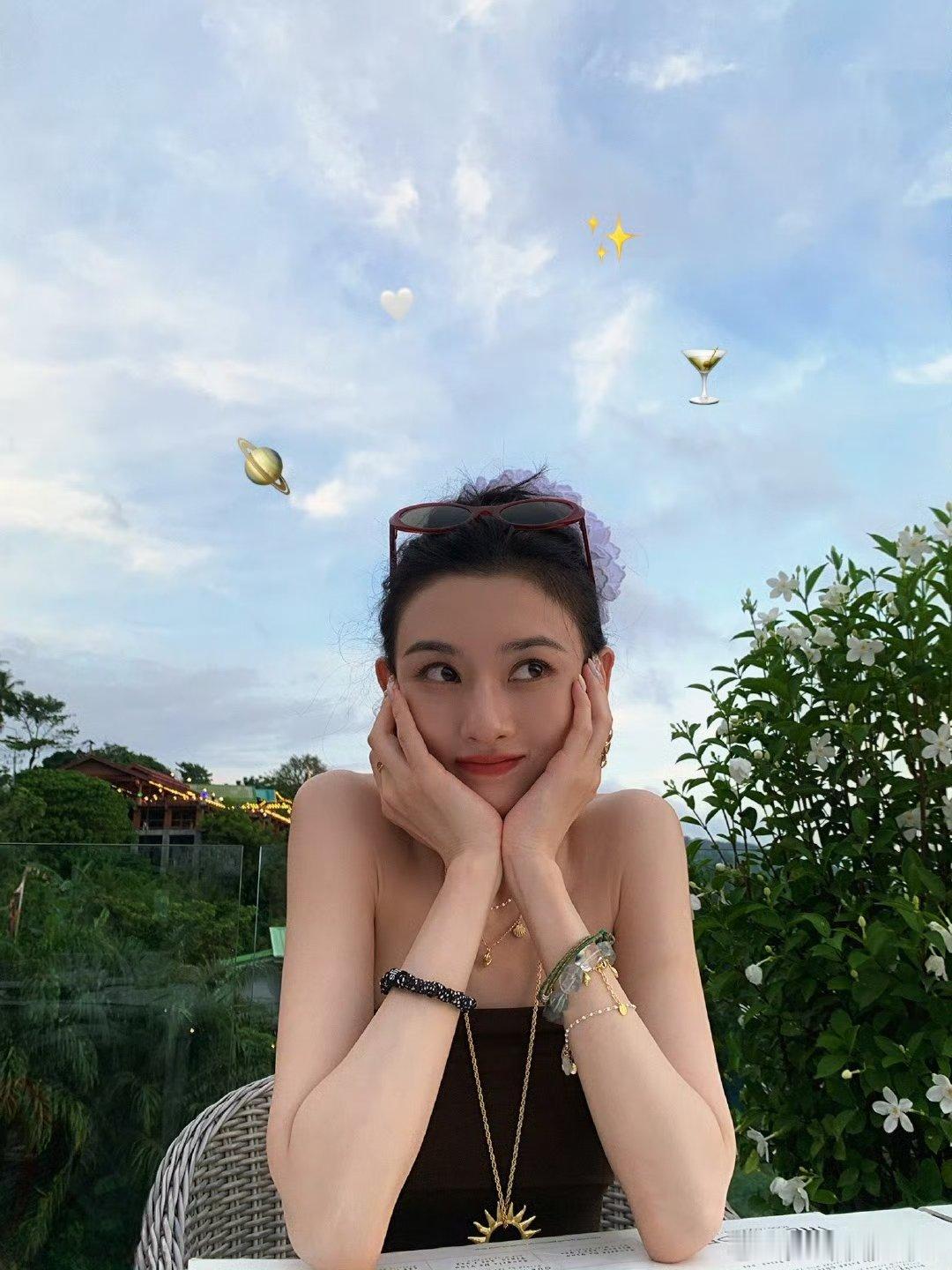 宋祖儿和好友泰国旅行vlog祖儿的旅行vlog甜度超标！阳光下鲜活明媚的样子让