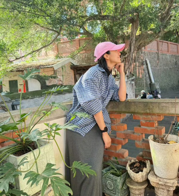 朱丹在个人账号分享了自己的格子衬衫穿搭配文：再见福州，昨天的你，格外美好……