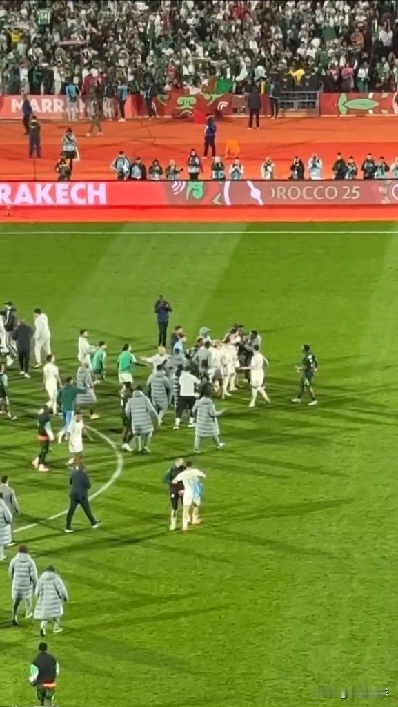 非洲足联主席帕特里斯·莫特塞佩称这是史上最成功的非洲国家杯。1、塞内加尔队在决