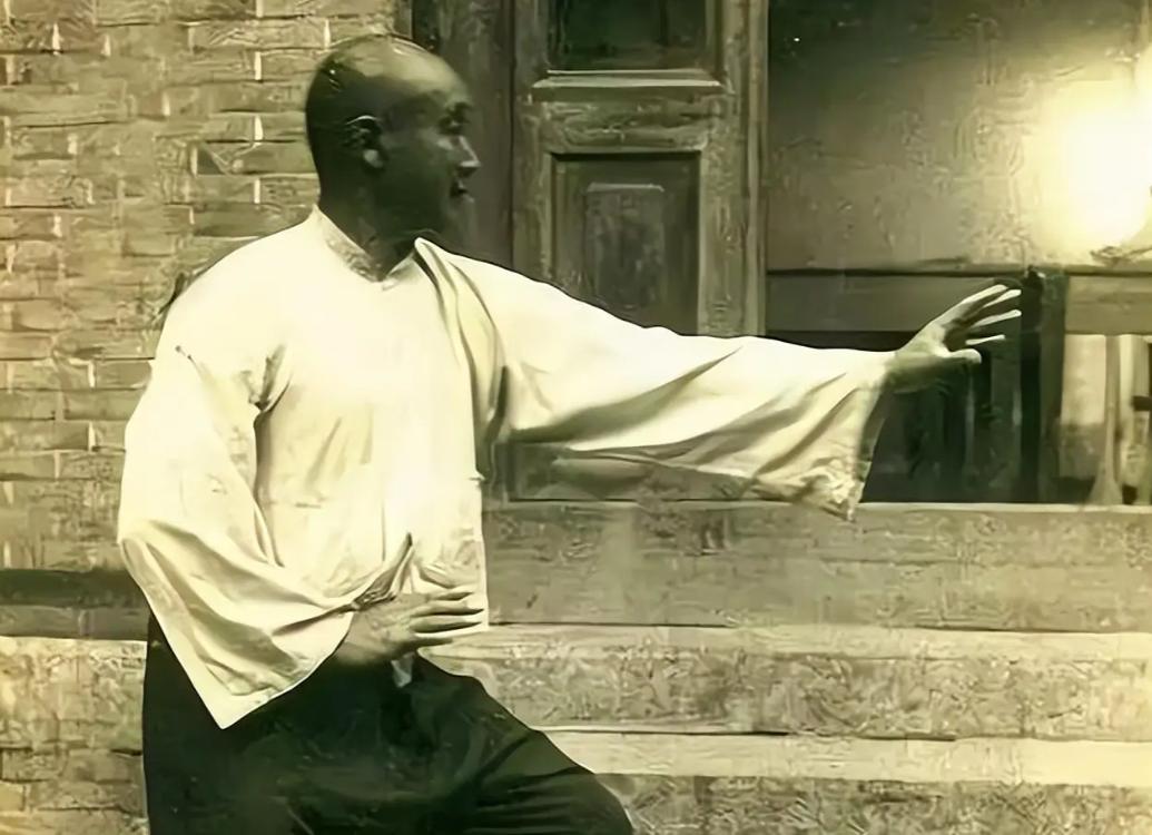 1936年，武术家寇运兴在德国柏林表演武术，遭到芬兰拳击手挑衅，说：我要用拳击挑