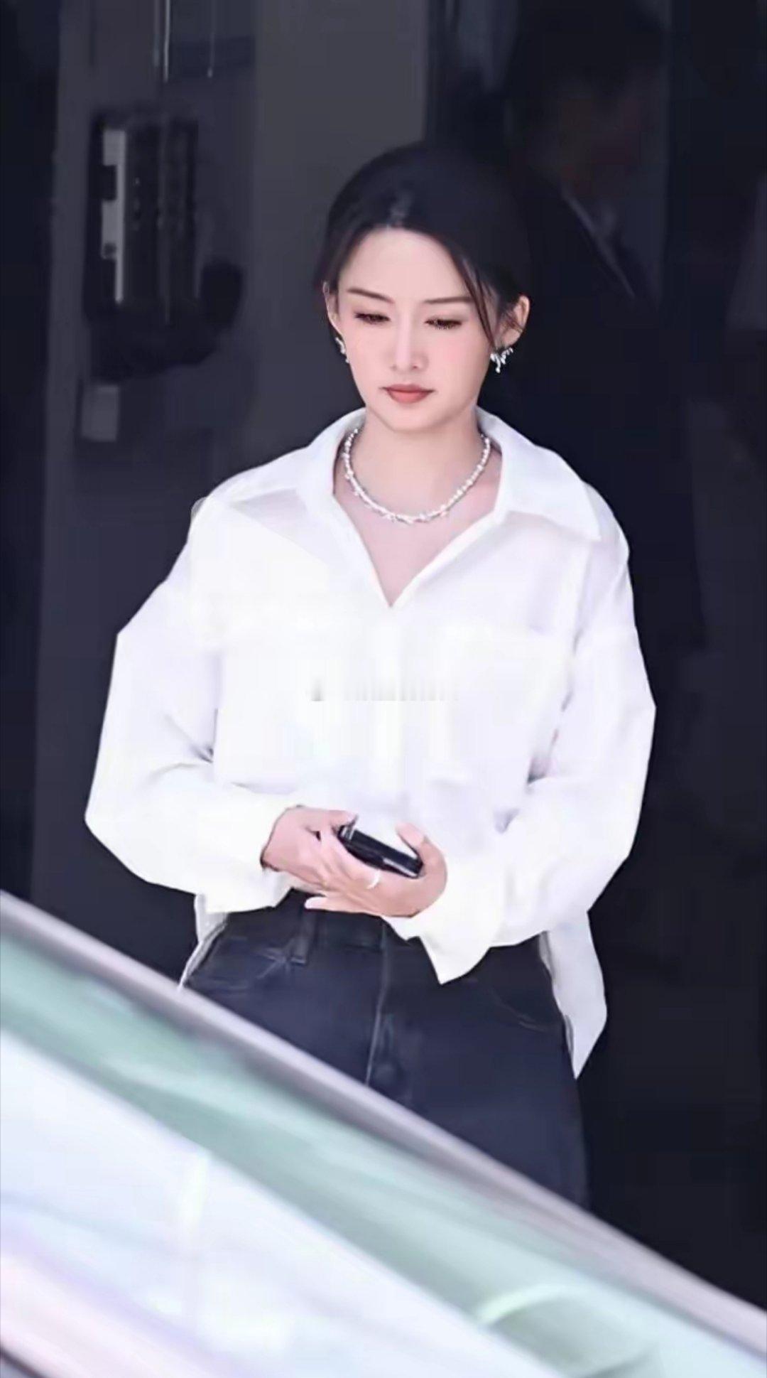 李沁综艺录制路透，白色宽松衬衣搭配黑灰色牛仔短裤，美的好犯规​​​