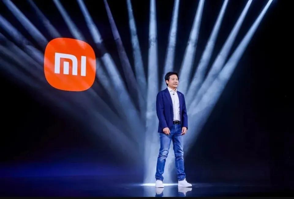 小米汽车硬刚BBA，双车爆火，如今雷军年前下场，销量会不会猛涨?小米汽车造