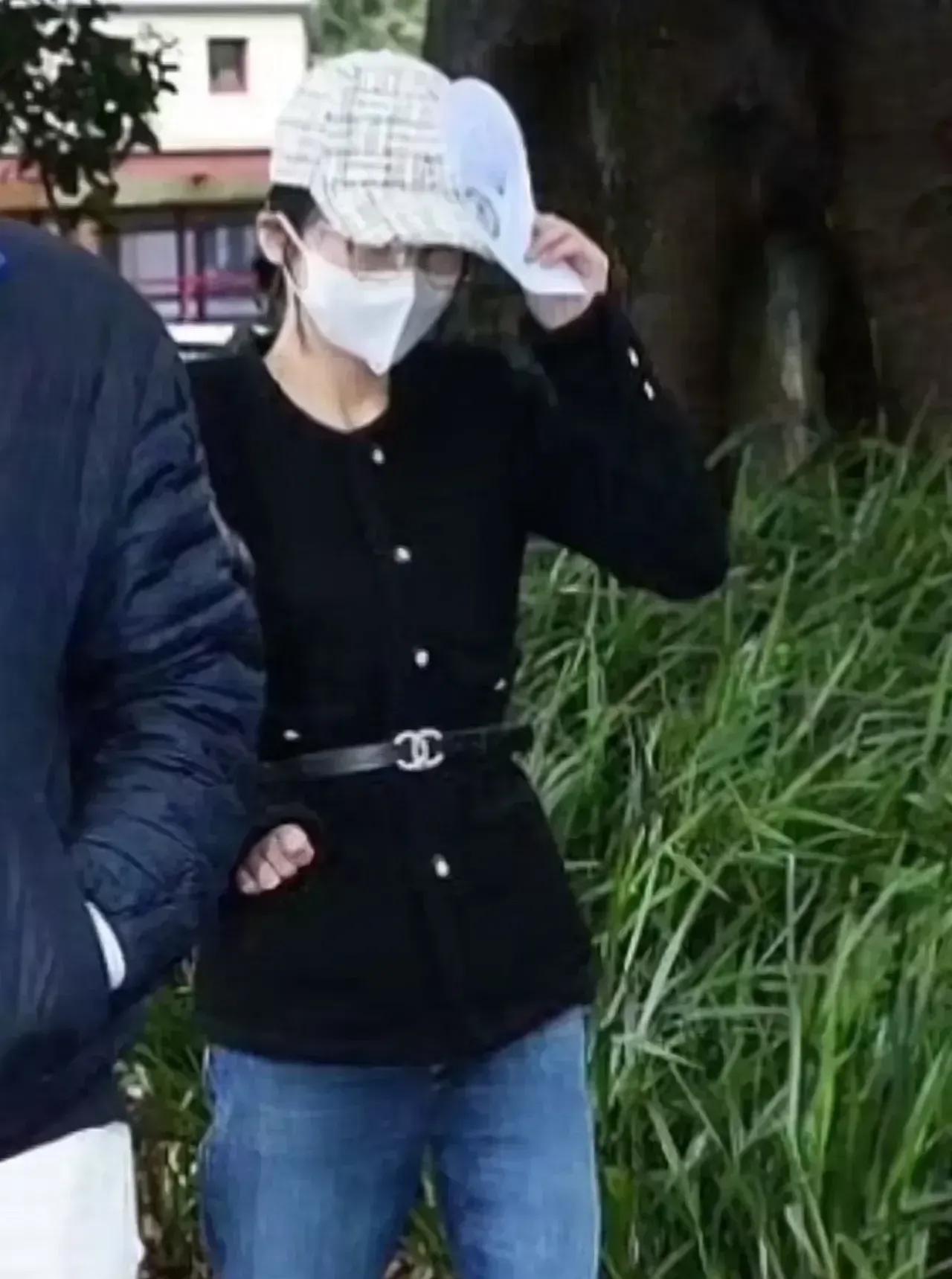我们都在好奇杨兰兰的真实身份，其实不是想知道她是谁，他是谁的后代，而是从内心里佩